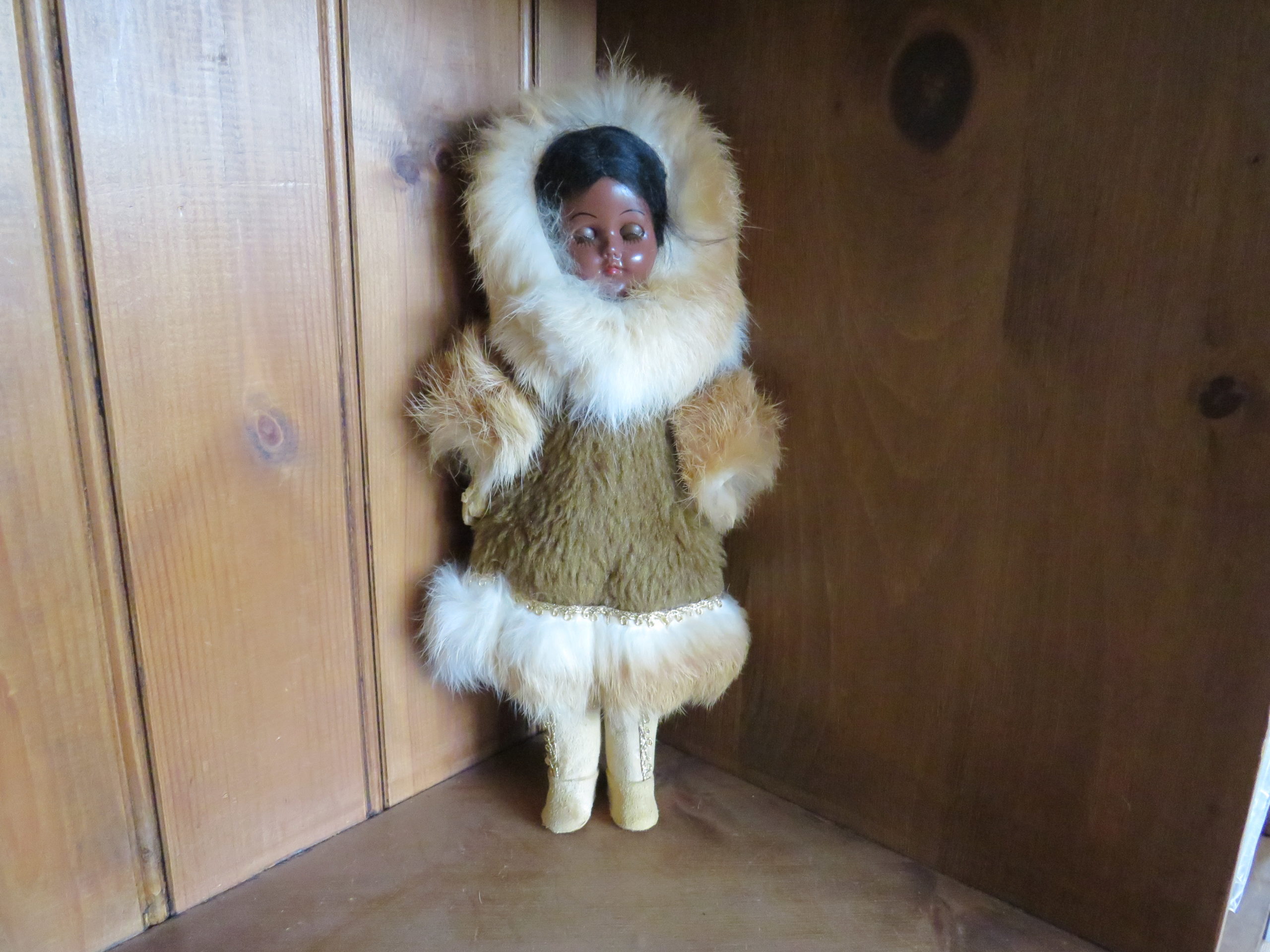 Editor vonk Shipley Indiaanse pop met bruine winterjas en hertenleren laarzen - BearClaw Native  arts & crafts