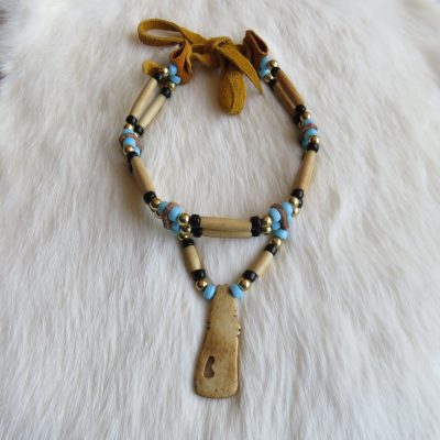 Choker met koeienbot wolf hanger turquiose/zwart (2 rijen)