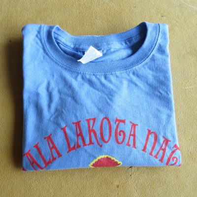 Lichtblauw T-shirt Oglala Lokato Nation (Maat XS)