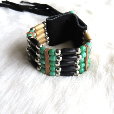 Armband koeienbot zwart hertenleer groen (5 rijen)