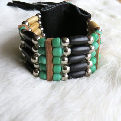 Armband koeienbot zwart hertenleer groen (5 rijen)