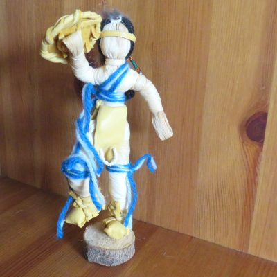 Tradiotionele maispop (corn husk doll) – Shield danser