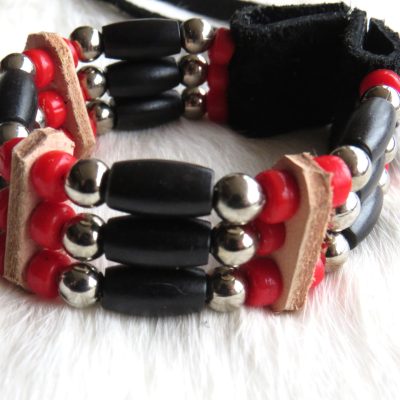 Armband koeienbot zwart hertenleer rood (3 rijen)