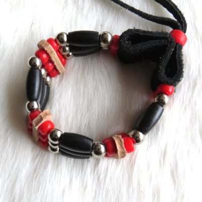 Armband koeienbot zwart hertenleer rood (3 rijen)