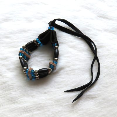 Armband koeienbot zwart hertenleer blauwe kralen (3 rijen)