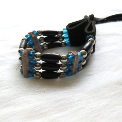 Armband koeienbot zwart hertenleer blauwe kralen (3 rijen)