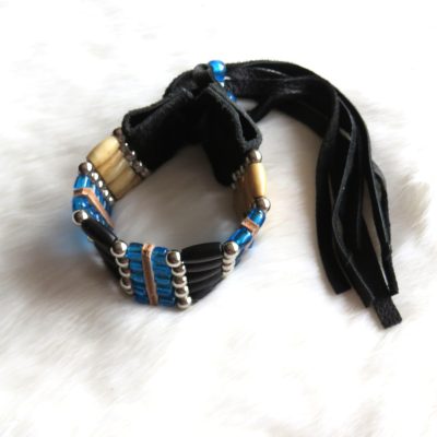 Armband koeienbot zwart hertenleer doorzichtig blauw (5 rijen)