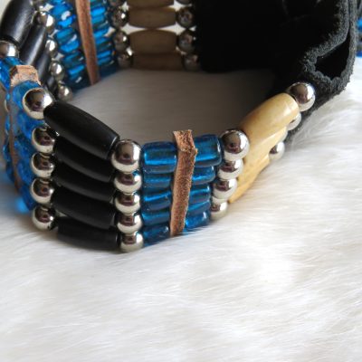 Armband koeienbot zwart hertenleer doorzichtig blauw (5 rijen)