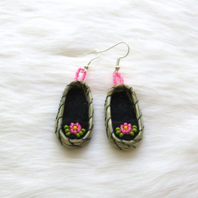 Sweetgrass mocassin oorbellen roze