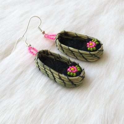 Sweetgrass mocassin oorbellen roze