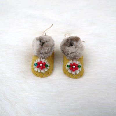 Mini mocassin oorbellen rode kralen (Inuit)