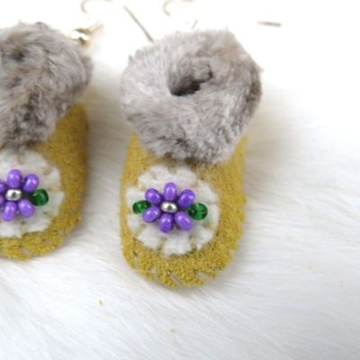 Mini mocassin oorbellen paarse kralen (Inuit)