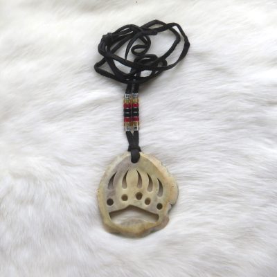 Moose antler ketting bearpaw door Wesley Havill