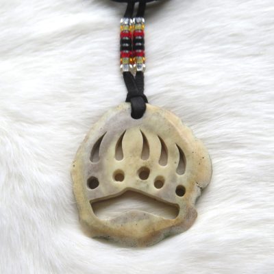 Moose antler ketting bearpaw door Wesley Havill