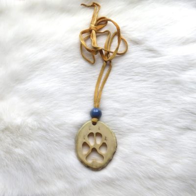 Moose antler ketting wolfpaw (hertenleer) door Wesley Havill