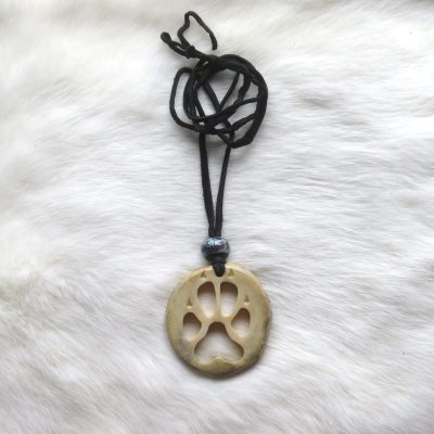 Moose antler ketting wolfpaw (zwart leer) door Wesley Havill