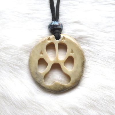 Moose antler ketting wolfpaw (zwart leer) door Wesley Havill