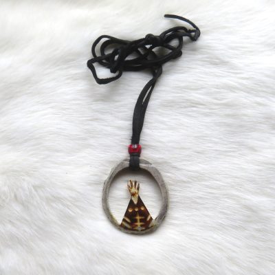 Moose antler ketting tipi (rode kraal) door Wesley Havill