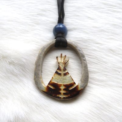 Moose antler ketting tipi (blauwe kraal) door Wesley Havill