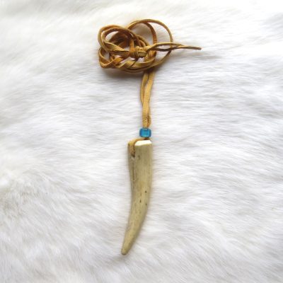 Ketting met hertenhoornpunt (naturel/l.blauw) Wesley Havill