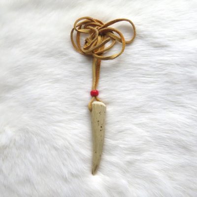 Ketting met hertenhoornpunt (naturel/rood) Wesley Havill