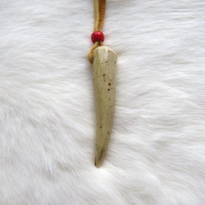 Ketting met hertenhoornpunt (naturel/rood) Wesley Havill