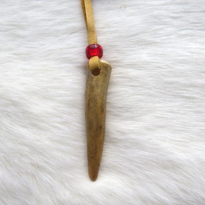 Ketting met hertenhoornpunt (naturel/d.rood) Wesley Havill (kopie)