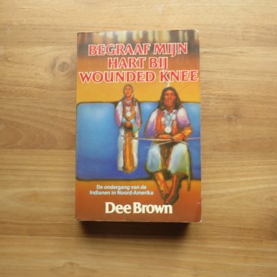 Boek “Begraaf mijn hart bij Wounded Knee” van Dee Brown